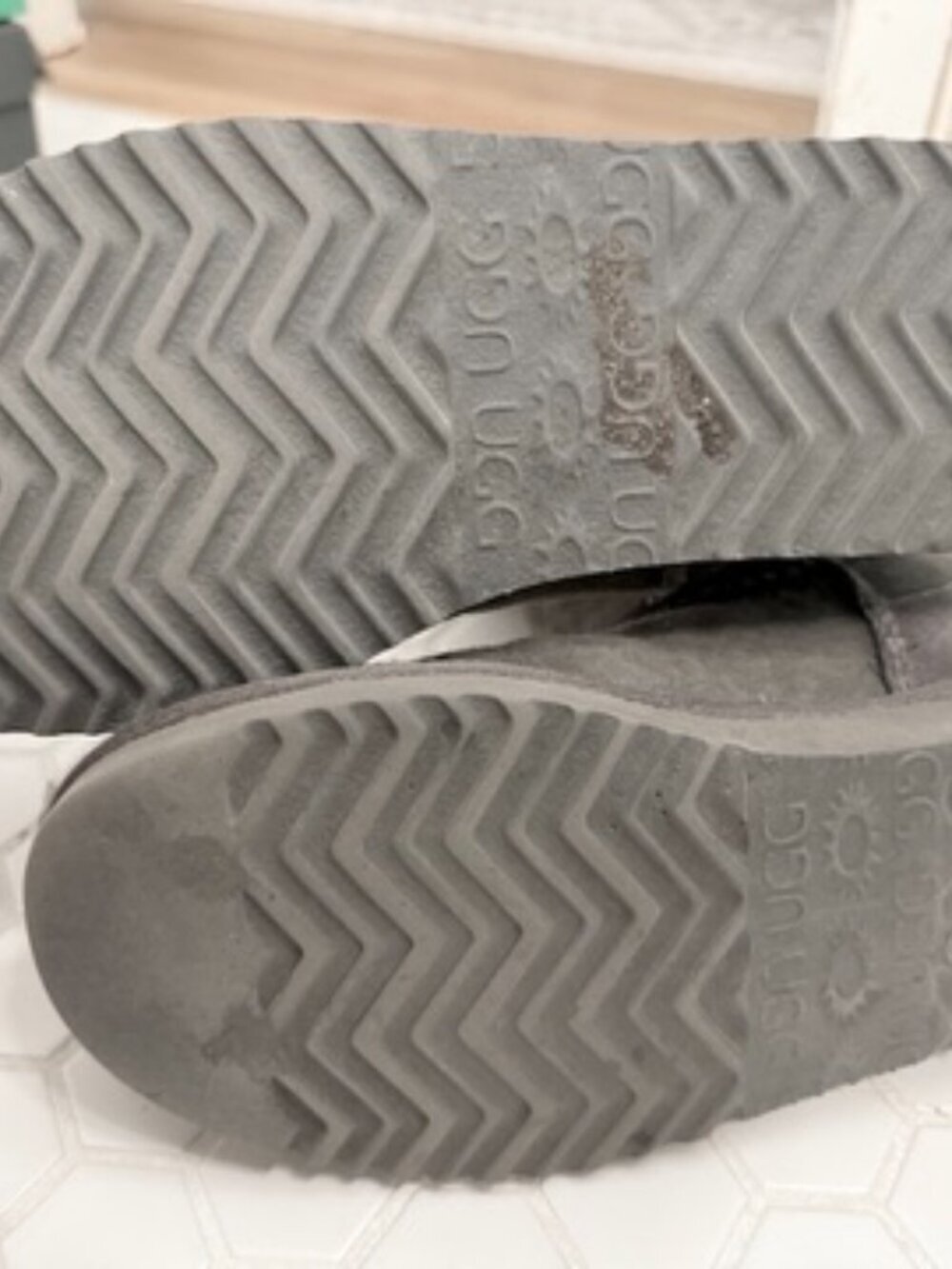 UGG Australia Classic Short Gray Sheepskin Boots Women's Size 7 Suede - Picture 5 of 8